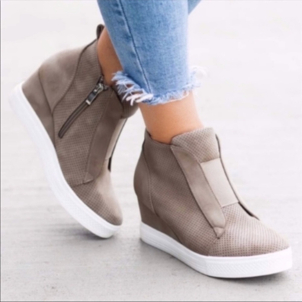 ⭐️⭐️LAST PAIR SIZE 7.5⭐️⭐️  Taupe Wedge Sneaker
